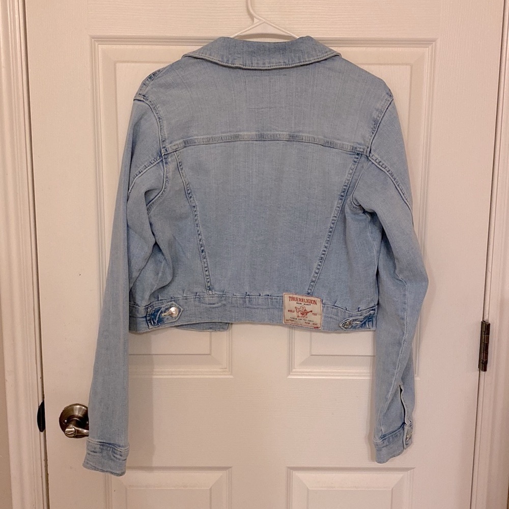 NWT True Religion Fitted Crop Trucker Jean Jacket Light Wash Size Medium - Picture 5 of 6